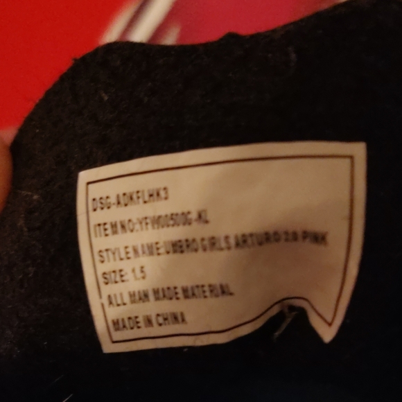 SALE! Umbro girl's pink soccer shoes size 1.5 - Picture 4 of 4